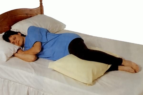 Сплю на спине нога на ногу. Подушка для сна на боку между ног. Подушка ножная для сна. Лежа на больном боку. Правильная поза для сна на спине.